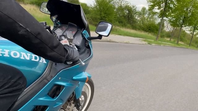 Honda VFR750F RC 24 смотреть онлайн
