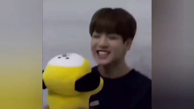 Чонгук ведет себя как ребенок ; Baby Jungkook смотреть онлайн