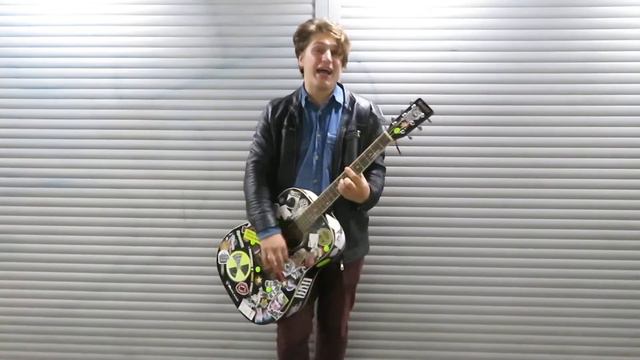 Уличный музыкант Влад исполняет песню: Animal Джаz "Чувства" смотреть онлайн