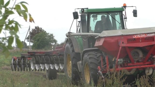 дискование поля и внесение удобрений! трактором John Deere 8420 смотреть онлайн