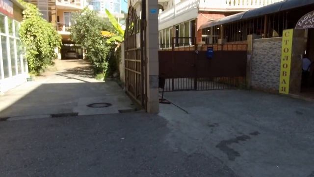 Улица Просвещения в Адлере в Курортном городке. Экскурсия и прогулка..mp4 смотреть онлайн