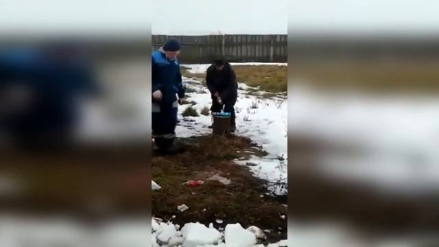 Разрубил мужик баллон монтажной пены топором. Смешно до слез. смотреть онлайн