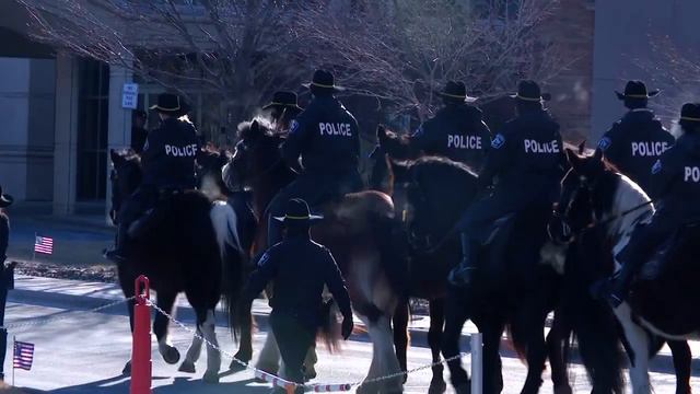 Officers on horses arrive for Burnsville service смотреть онлайн