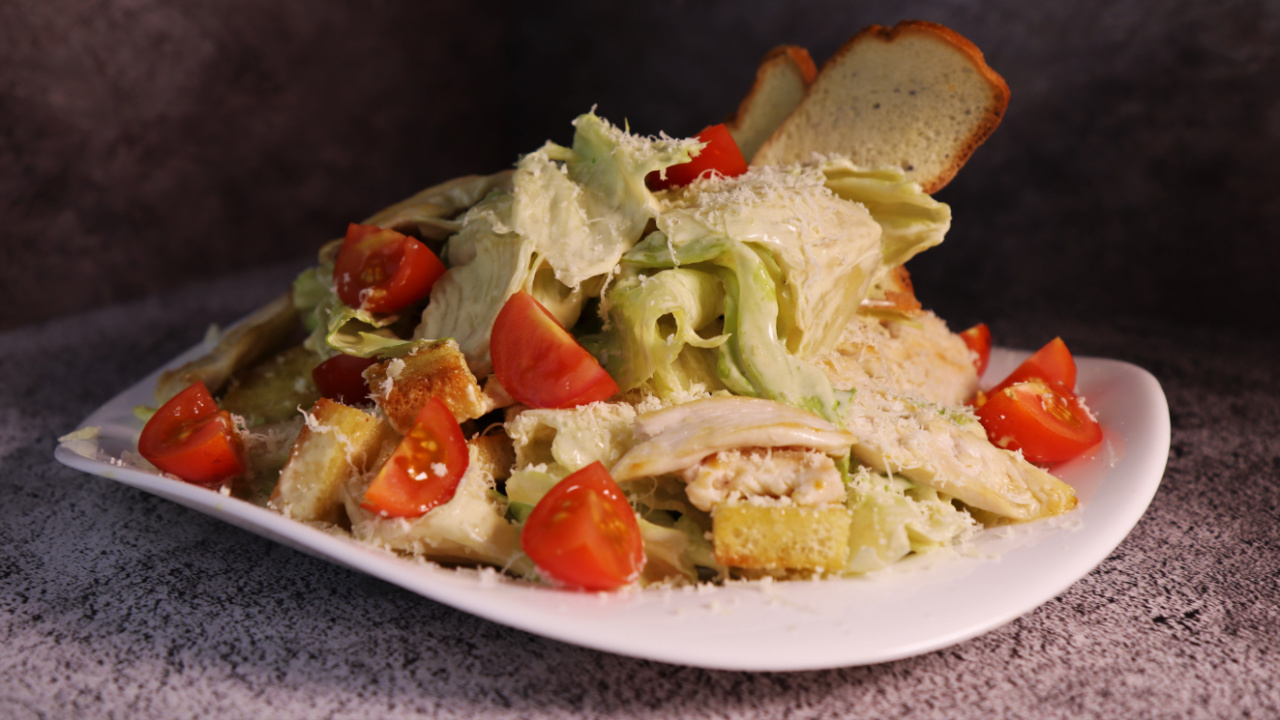 Салат Цезарь. Лучший салат на новогодний стол 2022 + рецепт соуса смотреть онлайн