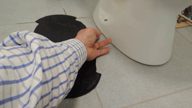 Как закрепить кривой унитаз.