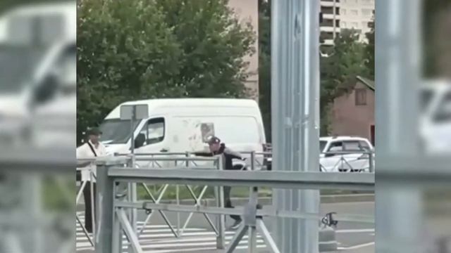 В Питере напали на дорожного регулировщика смотреть онлайн