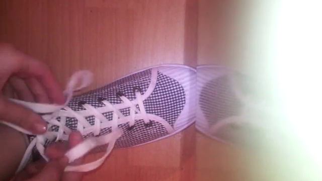 Лайфхак: как можно завязать длинные шнурки на кедах смотреть онлайн