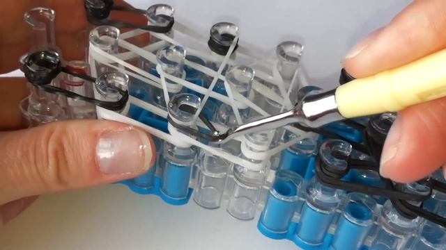 Брелок  ПАНДА из резинок Rainbow Loom