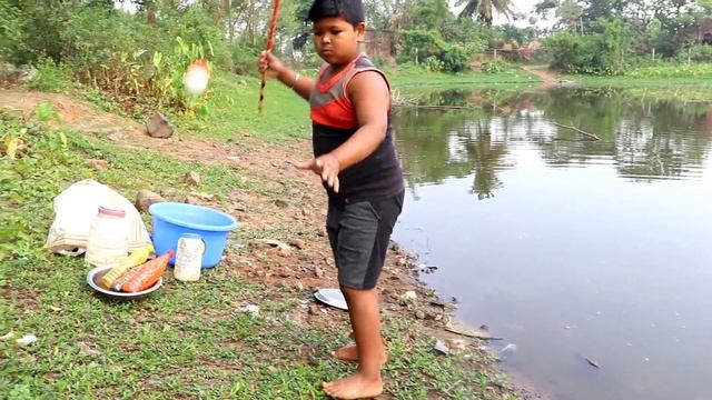 Fishing Trap | I was really surprised to see the traditional boy's method of fishing | Catching fis смотреть онлайн