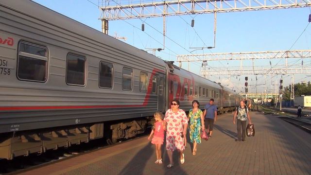 Электровоз ЭП20-027 с поездом №11 Анапа — Москва смотреть онлайн