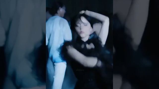 тот самый танец Уэнздей! В описании название сериала и музыки #wednesday #wednesdayaddams #shor смотреть онлайн