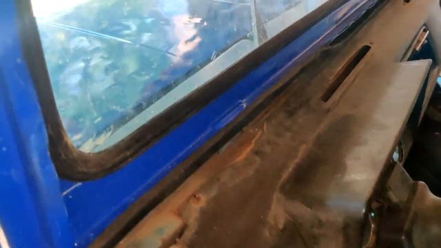 Как установить уплотнитель в рамку лобового стекла ЛУАЗ смотреть онлайн