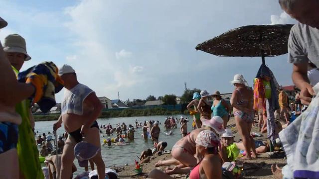 старые и горые на пляже смотреть онлайн