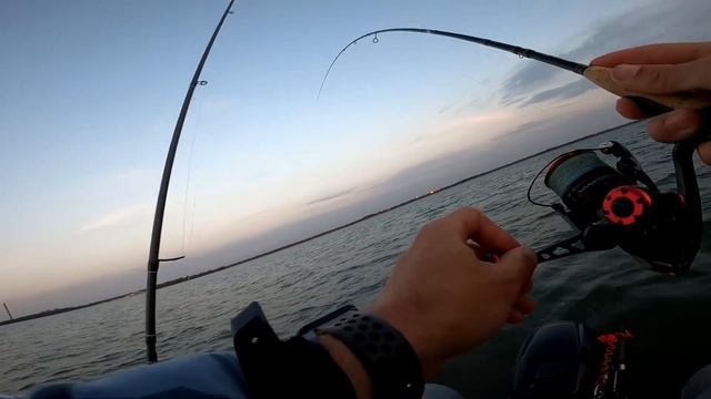 Рыбалка на большой воде | Попал на раздачу крупного окуня | Ловля судака и окуня на водохранилище смотреть онлайн