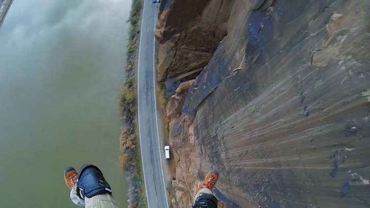 Очень неудачный прыжок с парашютом смотреть онлайн