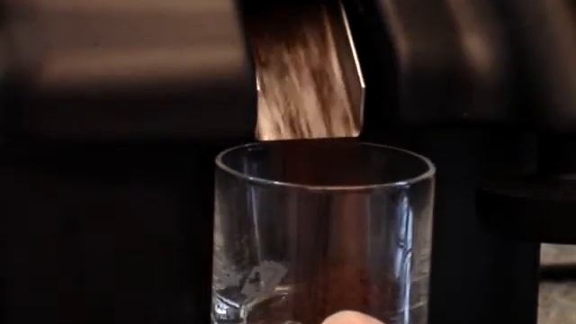 Close-up of Casadio Istantaneo grinder grinding... смотреть онлайн