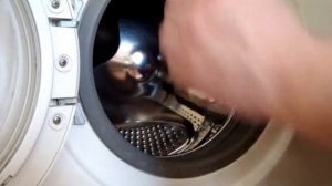 Как быстро достать предмет попавший за барабан стиральной машины