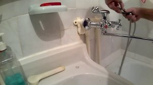 Замена смесителя в ванной. Как заменить (установить) смеситель. Без ломастеров.