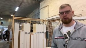 Процесс сборки каркасов диванов на фабрике.