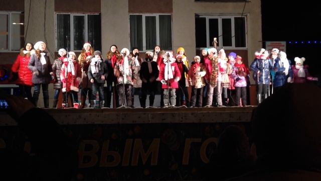 Новогодний хоровод пусть нам счастье принесёт. Студия И смотреть онлайн