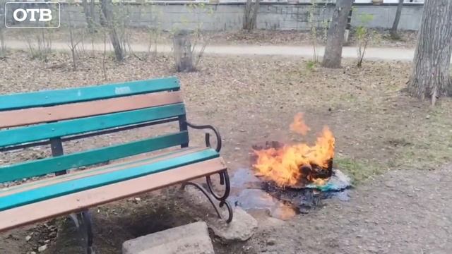 От огня полностью расплавился мусорный бак в Екатеринбурге смотреть онлайн