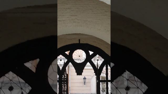 Двухъярусная колокольня и храмы Высоко-Петровского монастыря. Москва. Петровка 28/2. 18.03.2023 смотреть онлайн