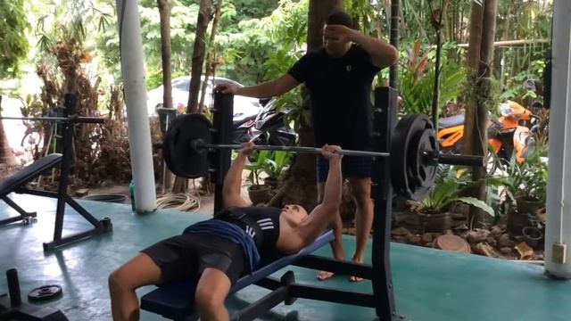 Жим лежа, вес 120 килограмм смотреть онлайн