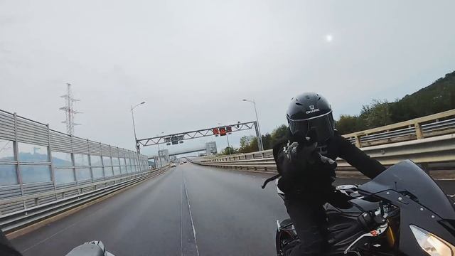 Мото девушка врезалась в отбойник на скорости 180 км в час - Не зашла в поворот на спортбайке смотреть онлайн