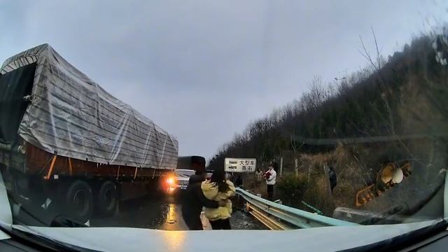 Icy Road Causes Multi-vehicle Crash in China - January 2023 смотреть онлайн