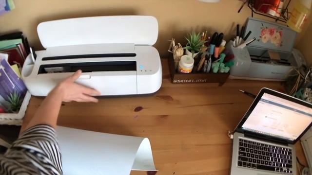 DIY Easy Sign with VINYL and Your CRICUT! | Make Your Chalkboard Look CLEAN! смотреть онлайн