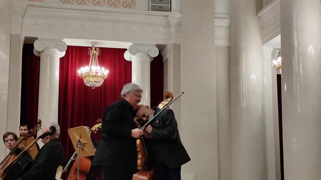 После исполнения Каденции Юрия Шеринга Сергей Стадлер приветствует композитора. смотреть онлайн