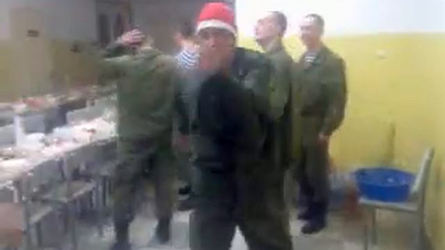 Срочная служба . солдат отжигает под клубняк. Отмечаем 2012 новый год. смотреть онлайн