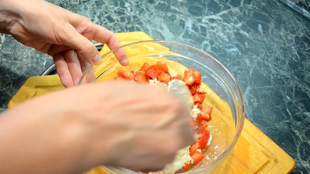 ВАРЕНИКИ С ТВОРОГОМ И КЛУБНИКОЙ | Простой рецепт вкусных вареников смотреть онлайн