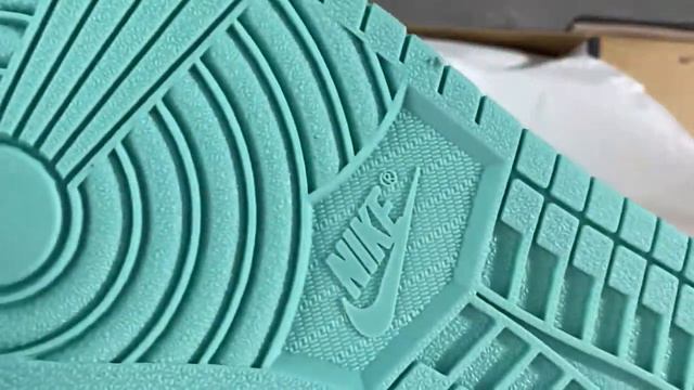 Jordan 1 Retro High Igloo смотреть онлайн