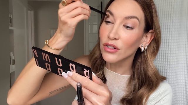 Soft Smokey Eyes | Live from L.A., It’s Nikki | Episode 1 | Bobbi Brown Cosmetics смотреть онлайн