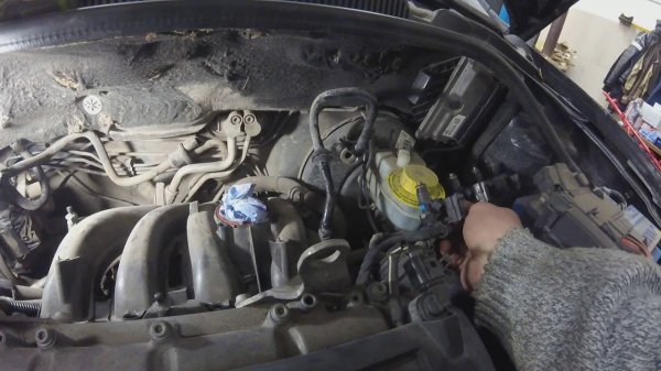 Снятие впускного коллектора Volkswagen Polo Sedan 1.6