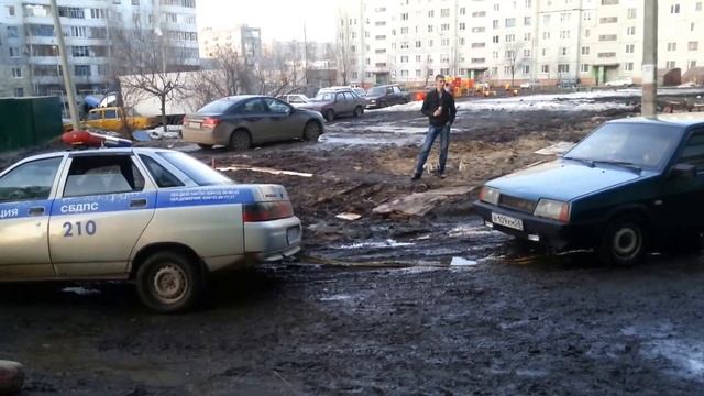 Беспредел на дороге на Ладожской 113, Пенза часть 2 (как застряла машина ДПС) смотреть онлайн