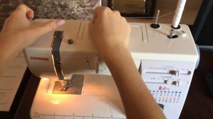 Как правильно заправить верхнюю нить швейной машинки, которая запутывается на стержне