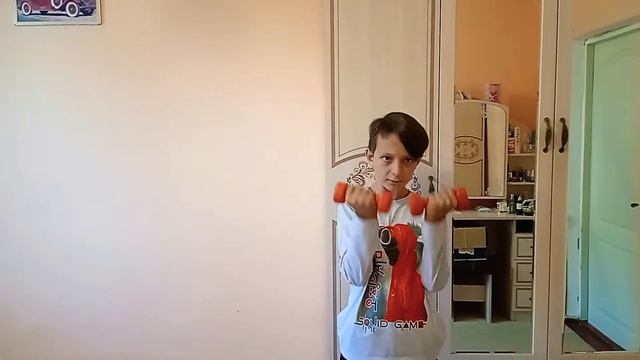 поднятие гантелей 120 раз! 1.5 кг смотреть онлайн