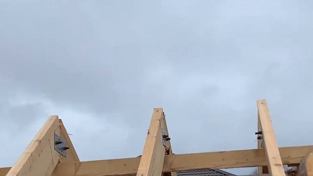 Монтаж постоянной крыши на сруб дома 9:9 в полтора этажа от нашей компании из леса диаметром 42 см смотреть онлайн