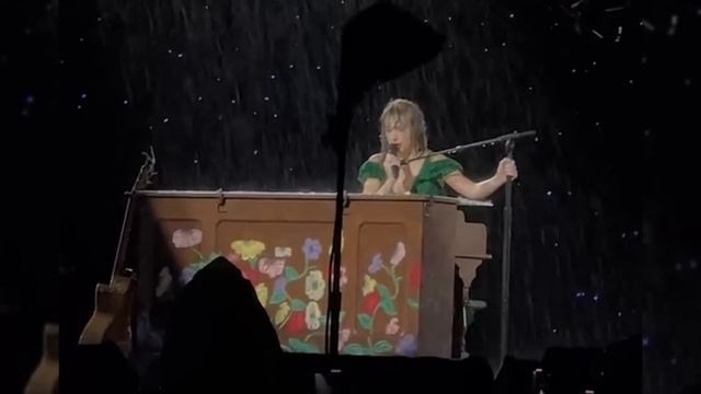 I recorded Taylor Swift SPLASHING the RAIN to crowd | Eras Tour Vlogs смотреть онлайн