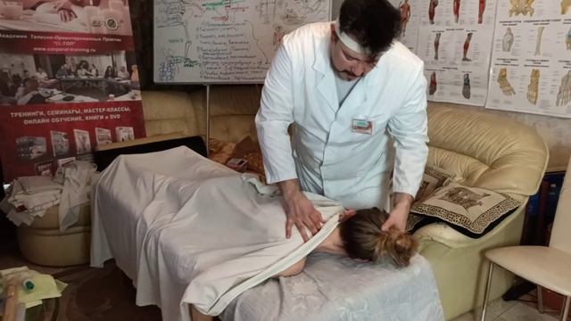 Профессиональный сеанс мануальной терапии для девушки! Часть 1. АСМР Professional Chiropractor! ASM