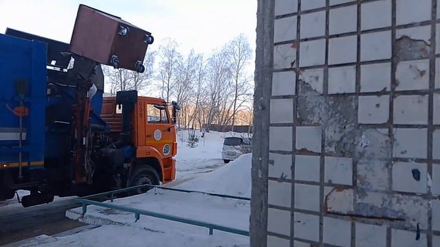 Мусоровоз KAMAZ САХ РАРЗ мк - 4554 - 06 приехал к нам забирать мусор. смотреть онлайн