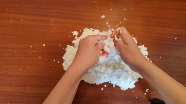 Камилла и желейная собачка Локи показывают как сделать кинетический песок для детей своими руками.