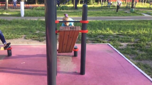 Девочка 6 лет делает подъем с переворотом смотреть онлайн
