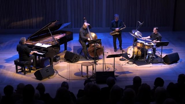 Strawberries by The Iain Ballamy Quartet смотреть онлайн