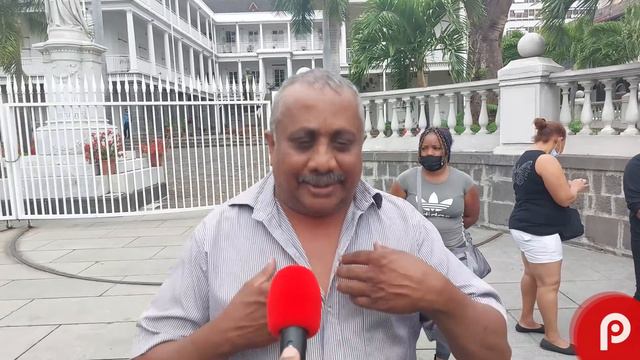 Le propriétaire de « Roti Aka » proteste en face du parlement смотреть онлайн
