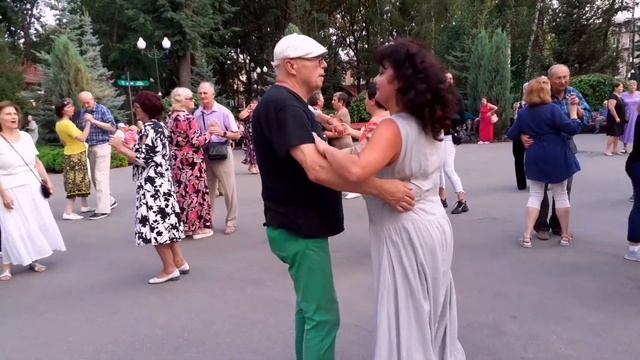 НЕДОЛЮБИЛА, Я В ТОТ КОРОТКИЙ ВЕЧЕР!???/ТАНЦЫ В ПАРКЕ ГОРЬКОГО ХАРЬКОВ АВГУСТ 2021 смотреть онлайн