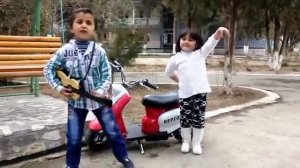 Таджикский мальчик 5 лет поёт Индийскую песню -Танцор диско