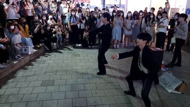 TUESDAY. AQA, DOUBLEBONG & HWAN. FANTASTIC DUO BUSKING. HONGDAE STREET. смотреть онлайн